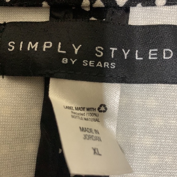 Simply styled by sears black and white, long sleeve blazer, one button size, XL - Picture 6 of 6